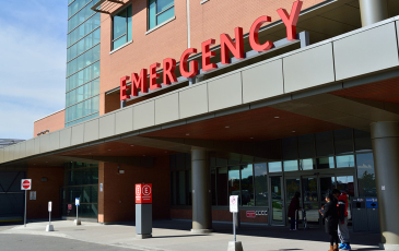 A photo of an emergency room sign at a hospita.